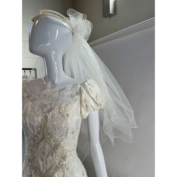 Vintage Lace Bridal Veil With Wired Hem & Pearl Headband main image 12